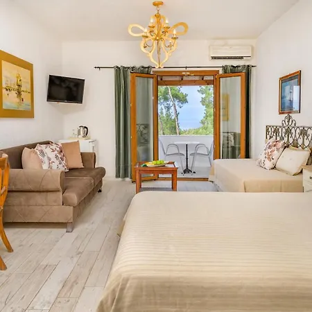 Leandros Hotel 3*