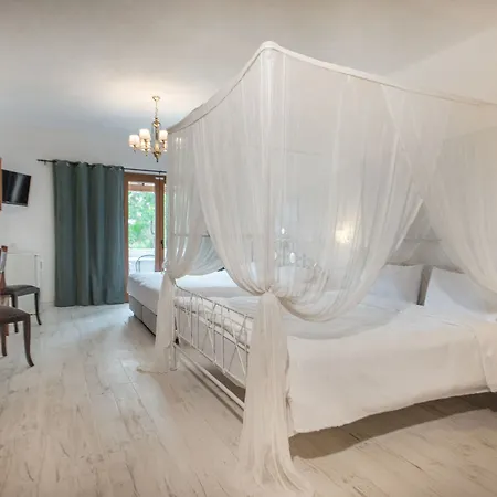 Leandros Hotel 3*